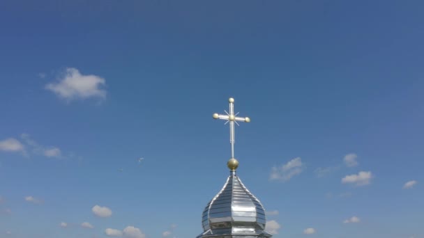 Kyrkans kupol. Flygfoto. Traditionell gammal kyrka i Ukraina liten by. Blå himmel bakgrund — Stockvideo