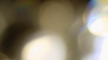 Işık sızıntısı 4K görüntüsü. Lens parlaklığı bokeh örtüleri, yanan alev arka planı. Flaş ışınları etkisi