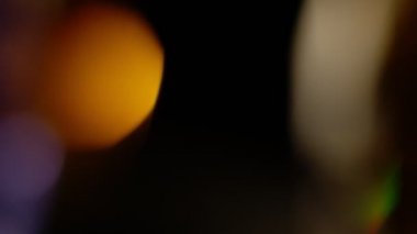 Işık sızıntısı 4K görüntüsü. Lens parlaklığı bokeh örtüleri, yanan alev arka planı. Flaş ışınları etkisi