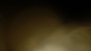 Işık sızıntısı 4K görüntüsü. Lens parlaklığı bokeh örtüleri, yanan alev arka planı. Flaş ışınları etkisi