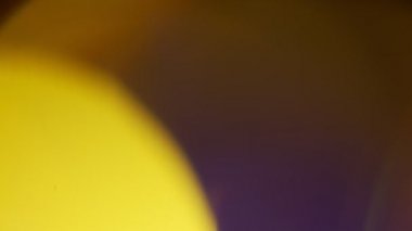 Çok renkli ışık siyah arkaplanda 4K görüntü sızdırıyor. Görüntüler, dönüşümler. Bokeh etkisi