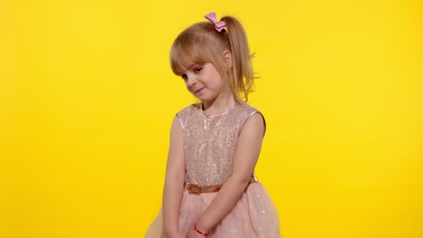 Het kleine kind voelt zich schuldig. verlegen kind meisje, 5-6 jaar oud poseren op zoek camera en glimlachen — Stockvideo