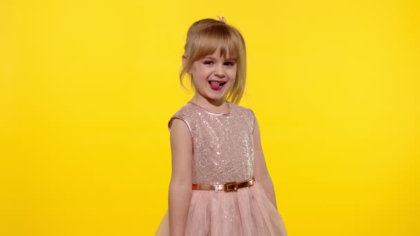 孩子们笑，鬼混，张嘴。5-6岁的金发小女孩摆姿势 — 图库视频影像