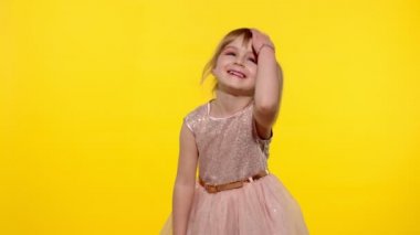 Sıkıcı tembel çocuk, kayıtsız bir şekilde kameraya bakıyor, şok olmuş ve tatmin olmamış.