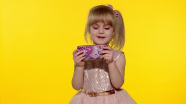 Akıllı telefon kullanan bir kız. Akıllı telefondan mesajlaşan çocuk. Stüdyoda cep telefonuyla oyun oynayan çocuk.
