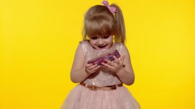 Akıllı telefon kullanan bir kız. Akıllı telefondan mesajlaşan çocuk. Stüdyoda cep telefonuyla oyun oynayan çocuk.