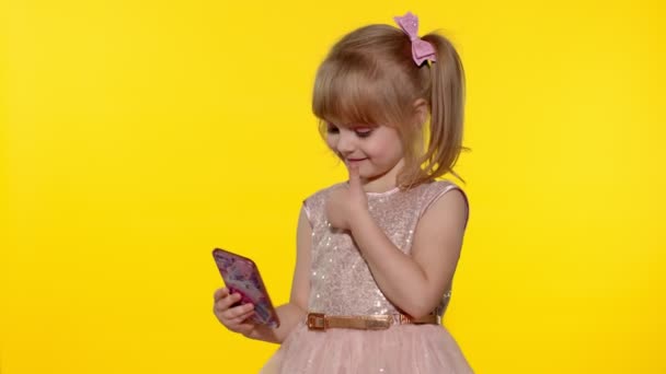 Κορίτσι παιδί χρησιμοποιώντας smartphone. Πορτρέτο του ξανθού παιδιού συναισθηματικά κάνει selfie στο κινητό τηλέφωνο — Αρχείο Βίντεο