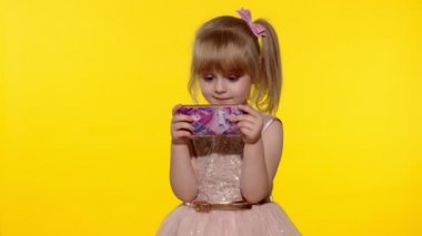 Akıllı telefon kullanan bir kız. Akıllı telefondan mesajlaşan çocuk. Stüdyoda cep telefonuyla oyun oynayan çocuk.