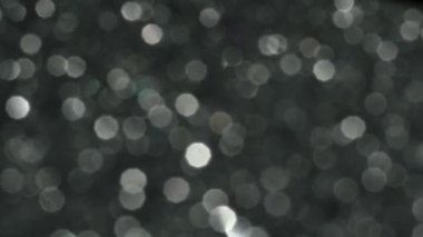 Işık sızıntıları 4K görüntüsünü bulanıklaştırdı. Yanıp sönen çember lensler, parlayan alevler, parlayan parlaklıklar, geçişler.