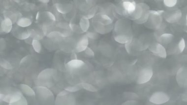 Işık sızıntıları 4K görüntüsünü bulanıklaştırdı. Yanıp sönen çember lensler, parlayan parlaklıklar, bokeh örtüleri.