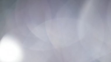 Çok renkli ışık siyah arkaplanda 4K görüntü sızdırıyor. Görüntüler, dönüşümler. Bokeh etkisi