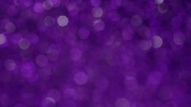 Işık sızıntıları 4K görüntüsünü bulanıklaştırdı. Yanıp sönen çember lensler, parlayan parlaklıklar, bokeh örtüleri.