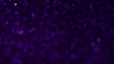 Işık sızıntıları 4K görüntüsünü bulanıklaştırdı. Yanıp sönen çember lensler, parlayan parlaklıklar, bokeh örtüleri.