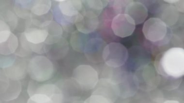 Işık sızıntıları 4K görüntüsünü bulanıklaştırdı. Yanıp sönen çember lensler, parlayan parlaklıklar, bokeh örtüleri.