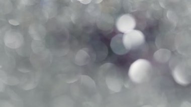 Çok renkli ışık siyah arkaplanda 4K görüntü sızdırıyor. Görüntüler, dönüşümler. Bokeh etkisi