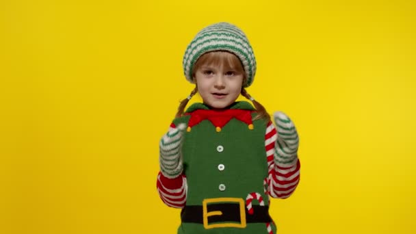 Noel Elf Noel Baba kostümlü çocuk dans ediyor, oynaşıyor. Yeni yıl bayramı kutlaması — Stok video