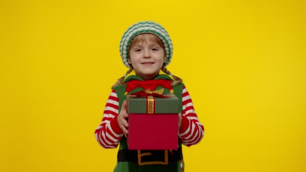 Niño niña Navidad elfo Santa ayudante dando regalo caja de regalo a la cámara. Felices fiestas de Año Nuevo — Vídeo de stock