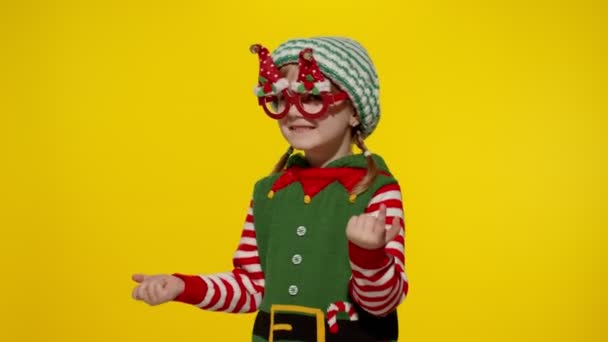 Menina no duende de Natal Santa ajudante de traje dançando, brincando. Celebração do feriado de Ano Novo — Vídeo de Stock