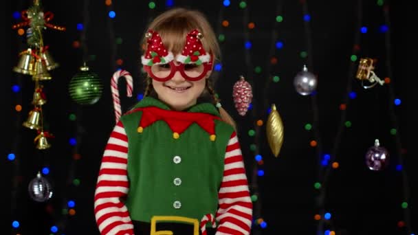 Kid girl Christmas elf Pomocnik Mikołaja dając prezent pudełko do kamery. Szczęśliwego Nowego Roku — Wideo stockowe