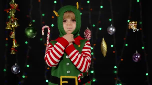 Niña en Navidad elfo Santa ayudante traje bailando, tonteando. Celebración de Año Nuevo — Vídeos de Stock