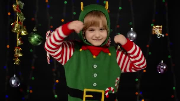 Niña en Navidad elfo Santa ayudante traje bailando, tonteando. Celebración de Año Nuevo — Vídeos de Stock