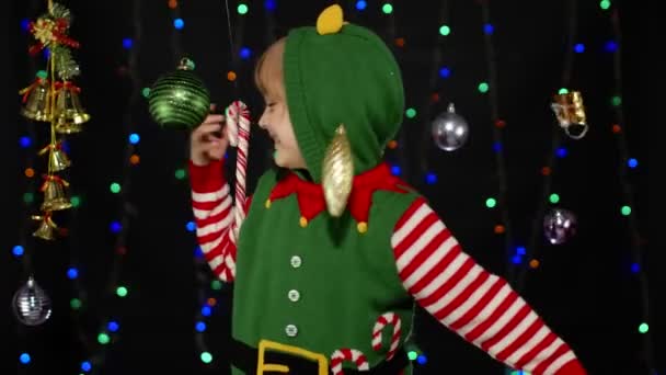 Niña en Navidad elfo Santa ayudante traje bailando, tonteando. Celebración de Año Nuevo — Vídeos de Stock