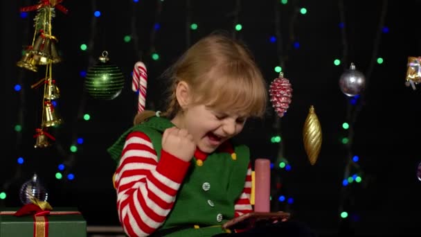 Ragazza in costume elfo Natale fare shopping online utilizzando il telefono cellulare, la navigazione sui social media — Video Stock