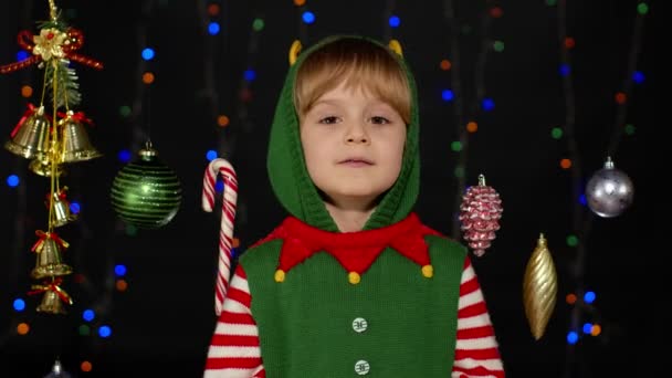 Dívka v vánoční skřítek Santa pomocník kostým mává pozdrav rukou. Zdravím, zdravím, zdravím. — Stock video