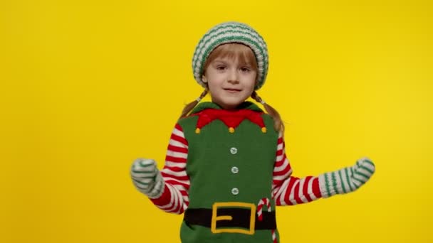 Niña en Navidad elfo Santa ayudante traje bailando, tonteando. Celebración de Año Nuevo — Vídeos de Stock