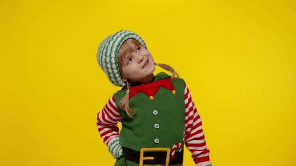 Dziecko dziewczyna w Boże Narodzenie elf Santa pomocnik kostium coraz, odbieranie prezent pudełko. Nowy Rok urlopu — Wideo stockowe