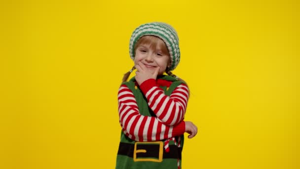 Kind Mädchen im Weihnachtselfen-Helferkostüm bekommt Geschenk-Box. Neujahrsferien — Stockvideo