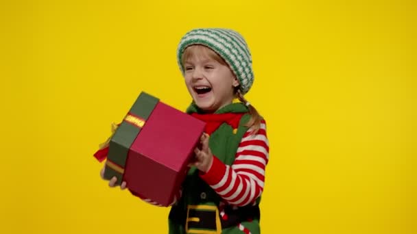 Niña en Navidad elfo traje de ayudante de Santa conseguir, recibir regalo caja de regalo. Vacaciones de Año Nuevo — Vídeos de Stock