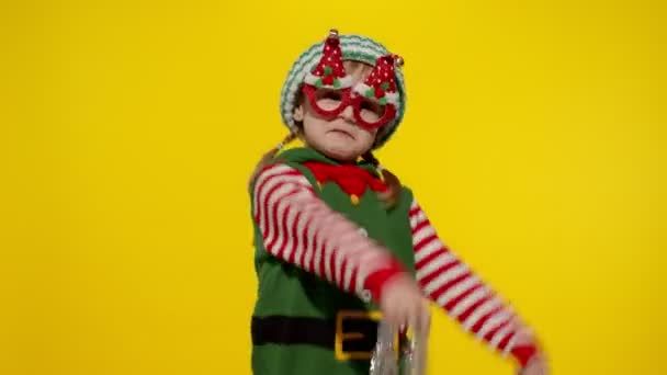 Niña en Navidad elfo Santa ayudante traje bailando, tonteando. Celebración de Año Nuevo — Vídeos de Stock