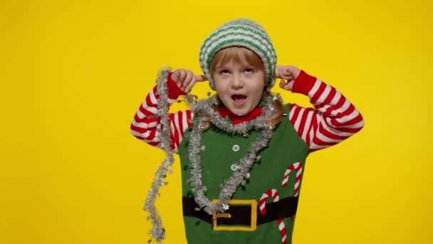 Noel Baba kostümlü kız. Kulakları kapatıyor. Hayır, tavsiyeden kaçıyor, görmezden geliyor. — Stok video