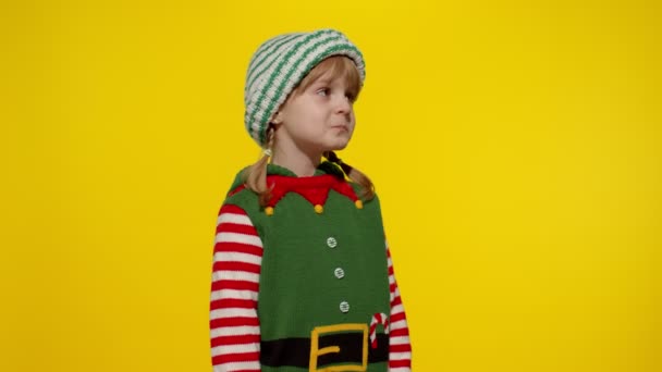 Chica disgustada en traje de ayudante de Navidad elfo Santa mirada infelizmente enojado, triste. Emoción negativa — Vídeos de Stock
