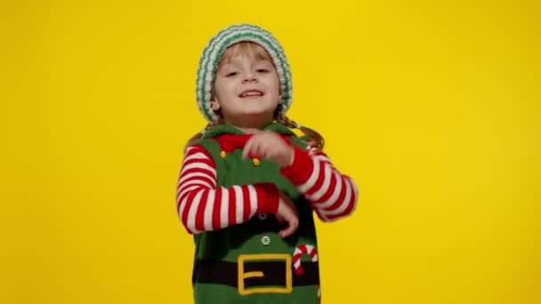 Niña en Navidad elfo Santa ayudante traje bailando, tonteando. Celebración de Año Nuevo — Vídeos de Stock