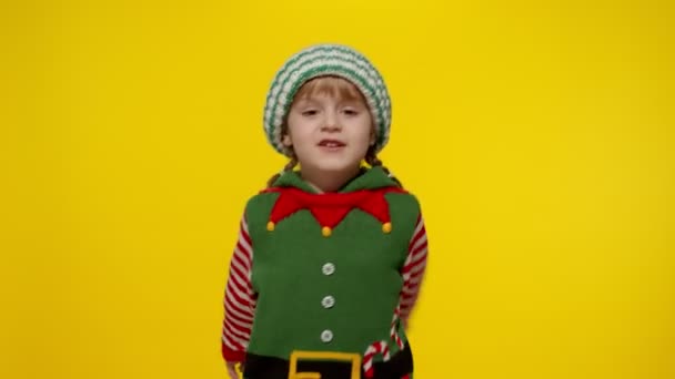 Dziecko dziewczyna w Boże Narodzenie elf Santa pomocnik kostium taniec, wygłupiając się. Święto Nowego Roku — Wideo stockowe