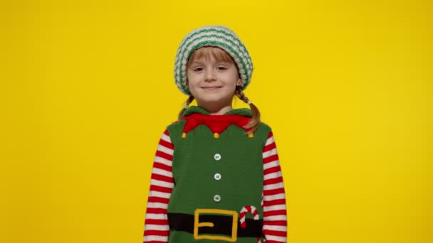 Niña en Navidad elfo Santa ayudante traje bailando, realizando dab dance, internet meme gesture — Vídeos de Stock