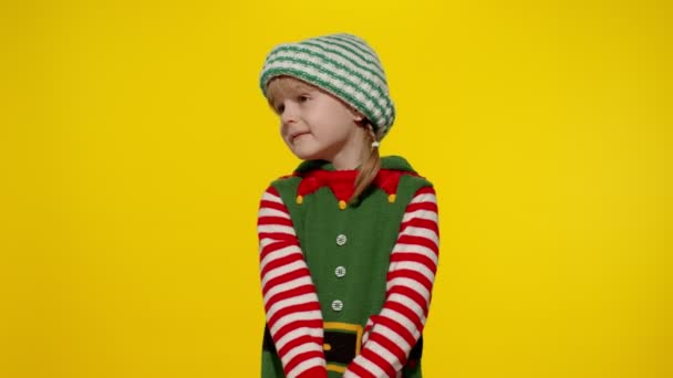 Blyg skäms barn flicka i jul tomte hjälpreda kostym poserar ser kamera, känner skuld — Stockvideo