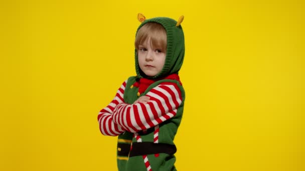 Niña impactada en traje de ayudante de Navidad elfo de Santa. Niño mirar a la cámara y hacer una pregunta lo que — Vídeos de Stock