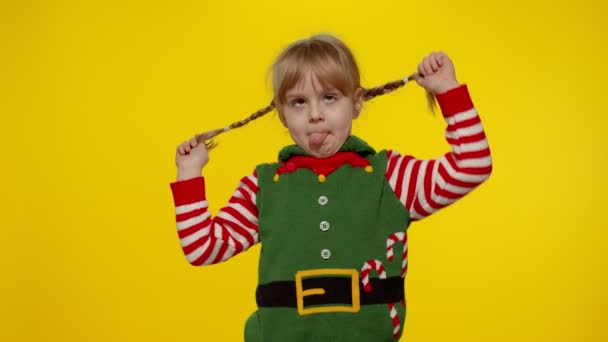 Noel Elf Noel Baba kostümlü çocuk dans ediyor, oynaşıyor. Yeni yıl bayramı kutlaması — Stok video