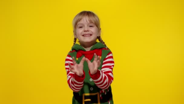 Niña en Navidad elfo Santa ayudante traje de captura de mandarina fruta. Celebración de Año Nuevo — Vídeos de Stock