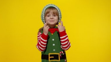 Noel dileği konsepti. Noel Baba kılığındaki genç kız Noel Baba kılığına girip dua ediyor.