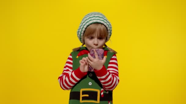 Kid girl Natal elfo Papai Noel helper digita algo no telefone celular gosta de navegar nas mídias sociais — Vídeo de Stock