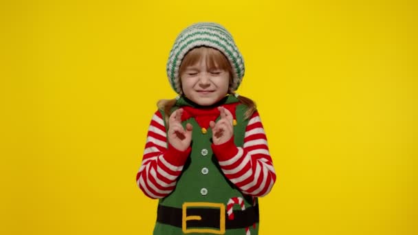 Concepto de deseo navideño. Niño adolescente chica en Navidad elfo Santa ayudante traje haciendo un deseo, reza — Vídeo de stock