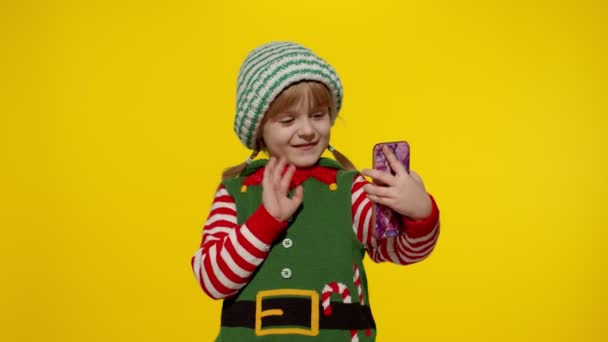 Ragazzina bambina in costume elfo Natale Babbo Natale helper fare una videochiamata sul telefono cellulare — Video Stock
