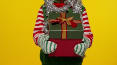 Noel Elf Noel Baba yardımcı kostümü içinde çocuk hediye paketi ve kurdele.