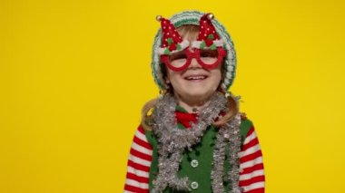 Noel Elf Noel Baba kostümlü çocuk dans ediyor, oynaşıyor. Yeni yıl bayramı kutlaması