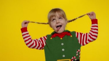 Noel Elf Noel Baba kostümlü çocuk dans ediyor, oynaşıyor. Yeni yıl bayramı kutlaması