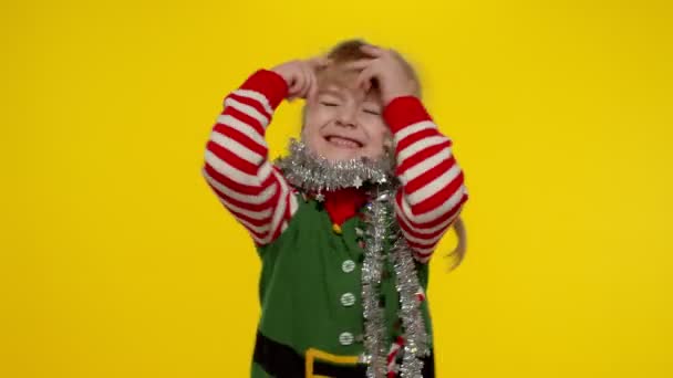 Niña en Navidad elfo Santa ayudante traje bailando, tonteando. Celebración de Año Nuevo — Vídeos de Stock